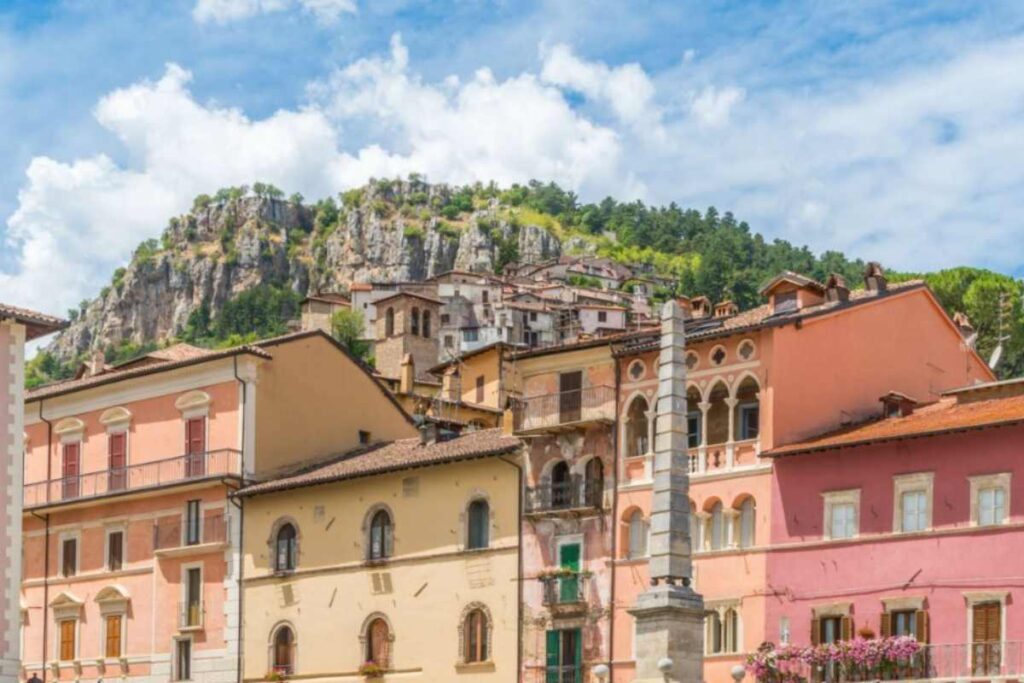 una cittadina e dietro un monte