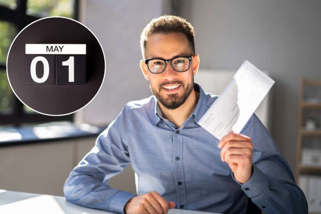 Uomo con busta paga e calendario nel riquadro