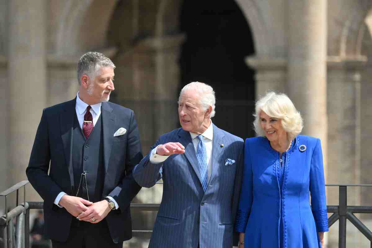 Carlo e Camilla con un signore davanti al colosseo