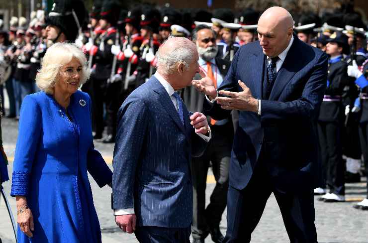 carlo camilla con un uomo