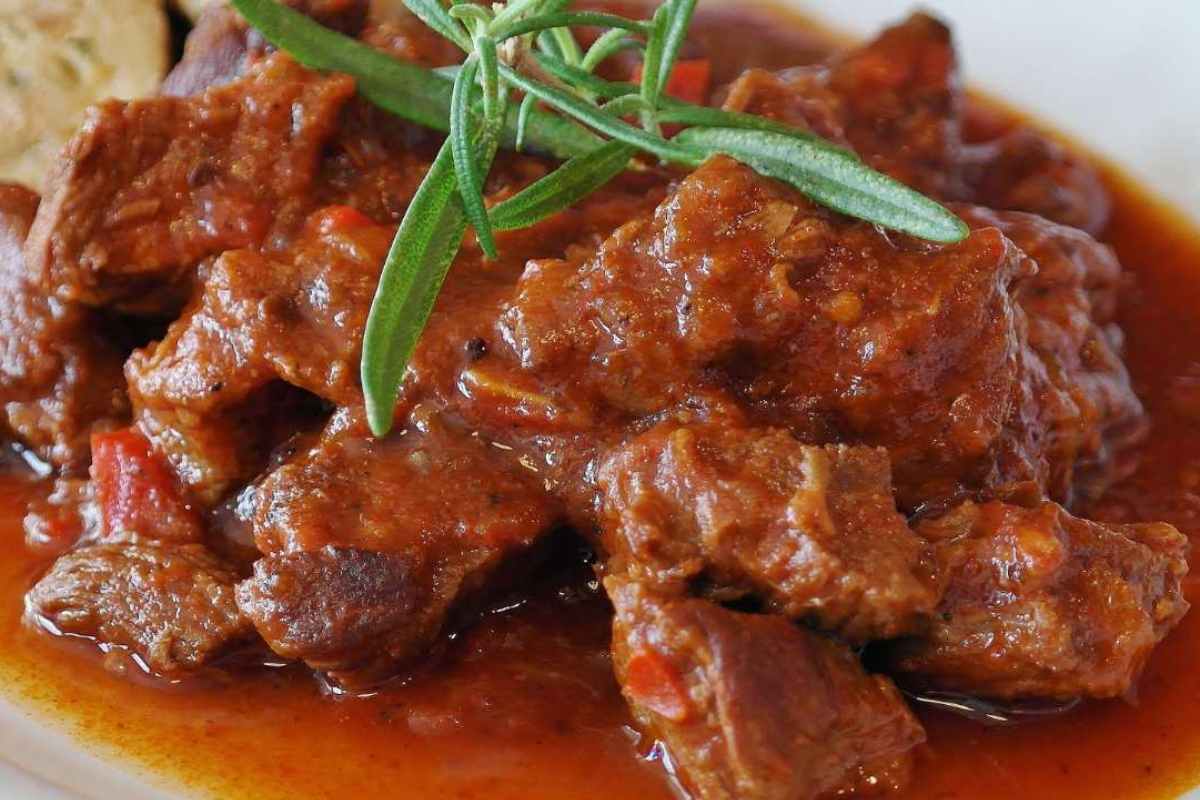 Piatto di carne con sugo