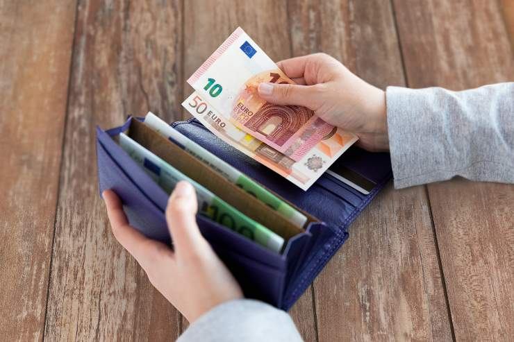 Portafoglio con banconote di euro