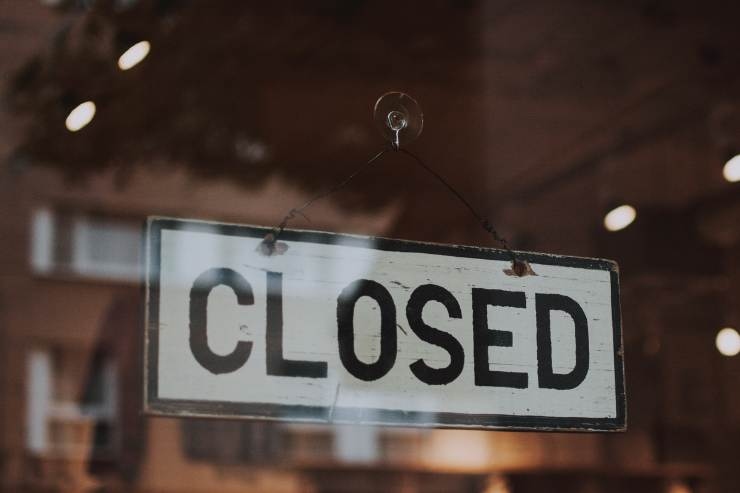 Cartello di chiusura in vetrina