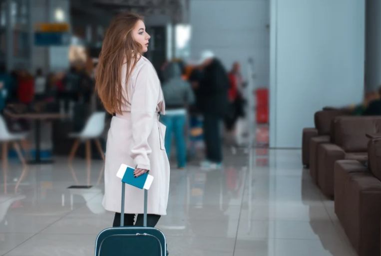 donna in aeroporto con valigia