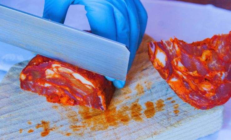 affetta il salame con un coltello