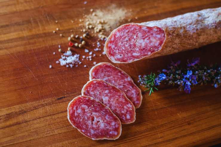 salame a fettine su legno