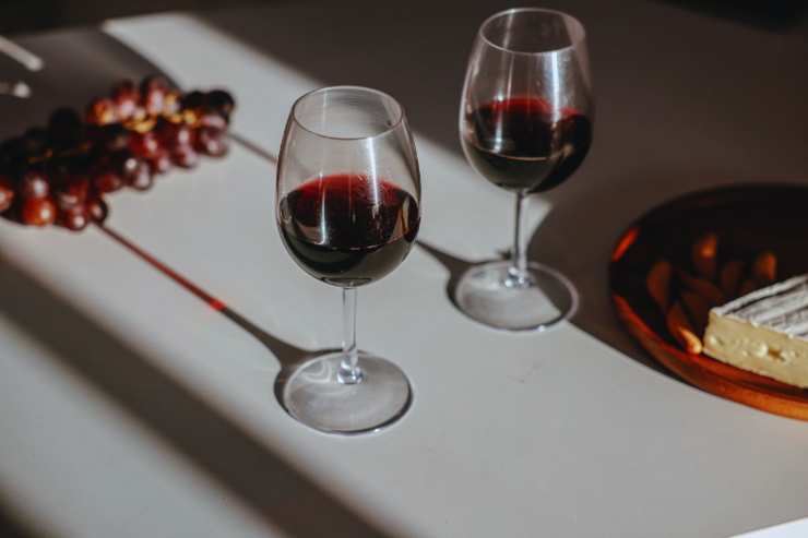 due bicchieri di vino sul tavolo