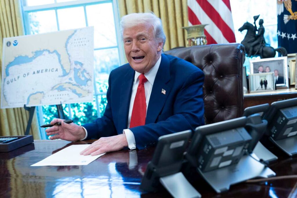 donald trump seduto alla scrivania