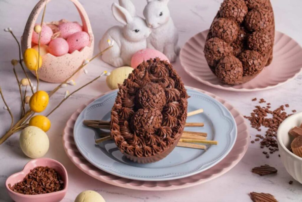 uova di pasqua ripieno su di un piatto