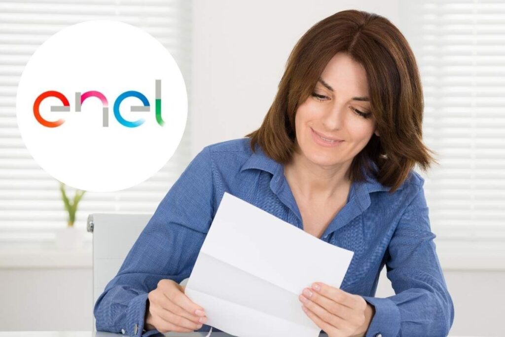 Donna legge una lettera e logo Enel