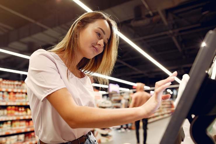 Ragazza alla cassa di un supermercato