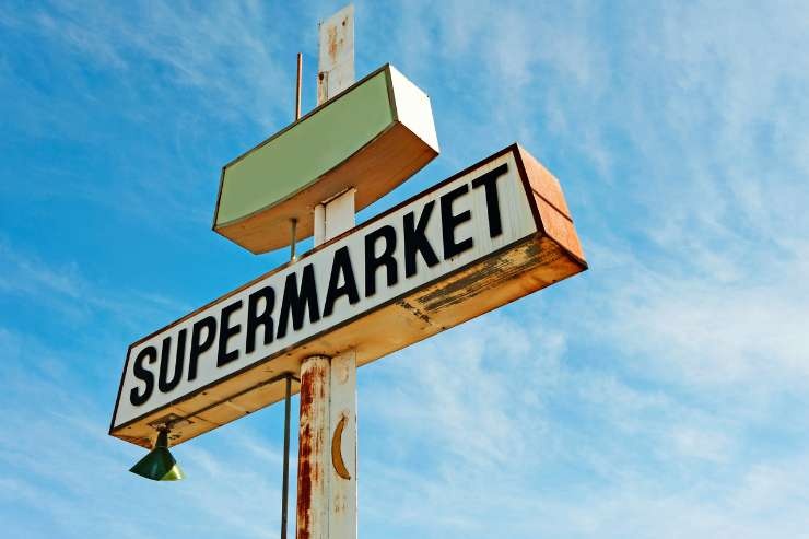 Cartello supermarket con sfondo di cielo limpdo