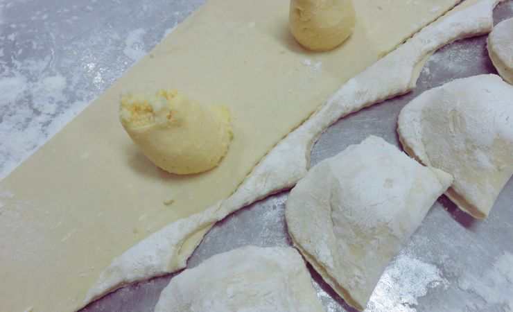 della pasta con ripieno e dei ravioli pronti