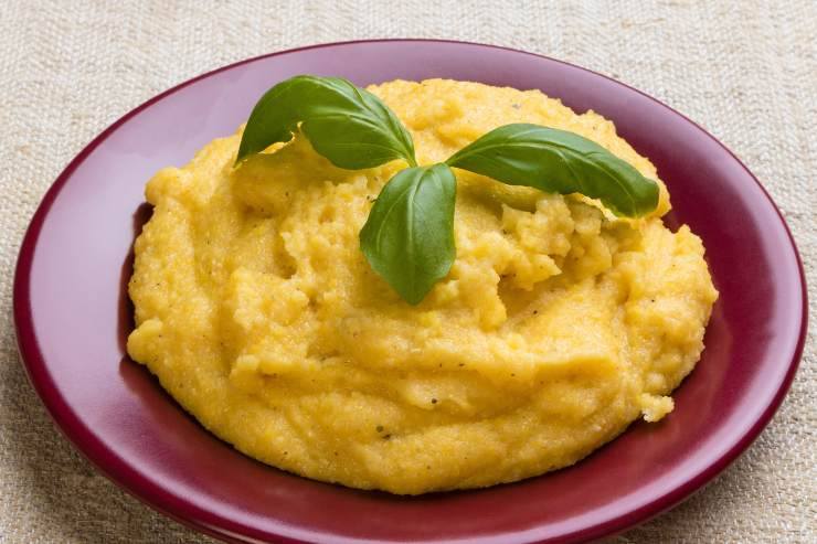 un piatto con della polenta