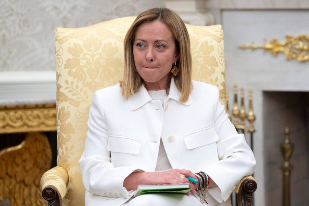 giorgia meloni seduta su una poltrona
