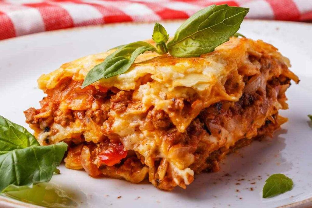 Pezzo di lasagna nel piatto