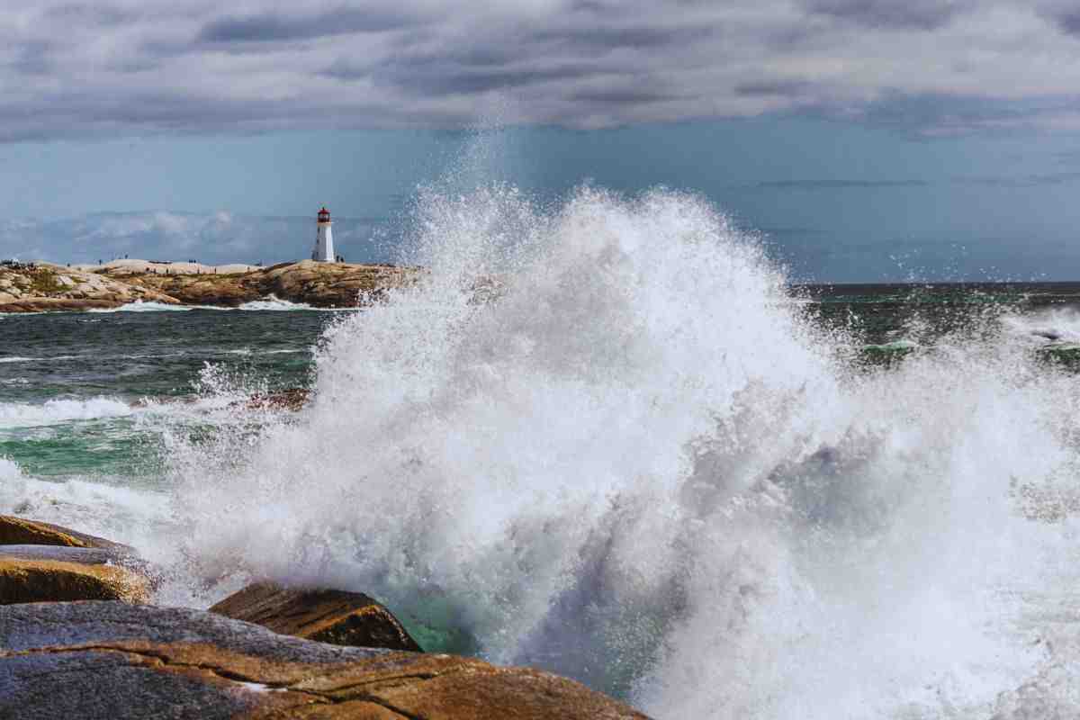 onda molto alta si abbatte sulla costa