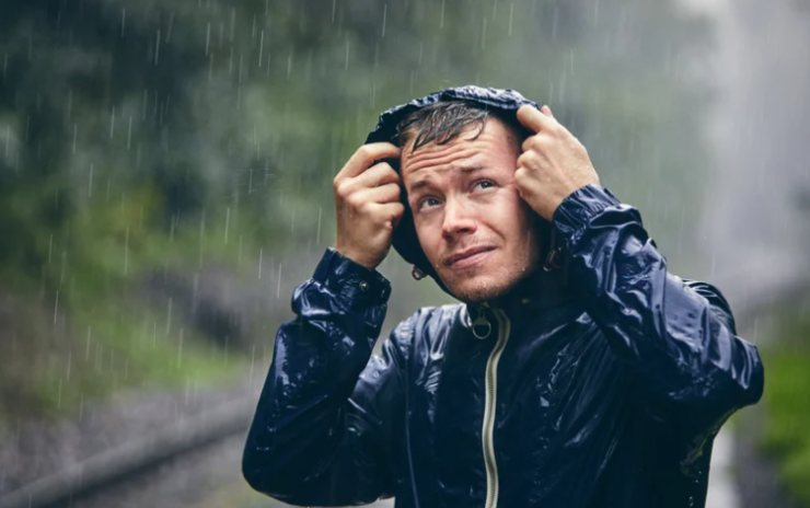 uomo sotto la pioggia