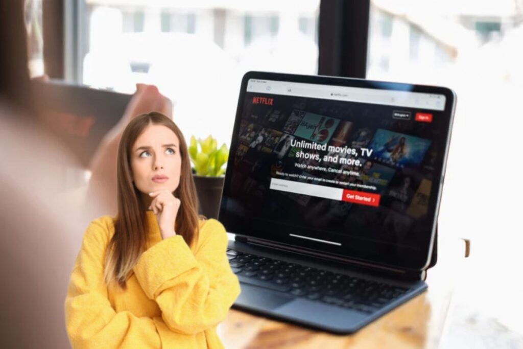 pc con netflix e donna perplessa