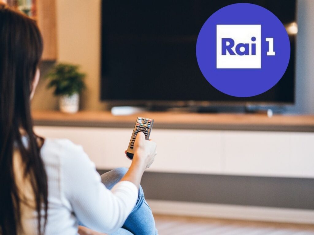 donna che guarda tv e logo rai