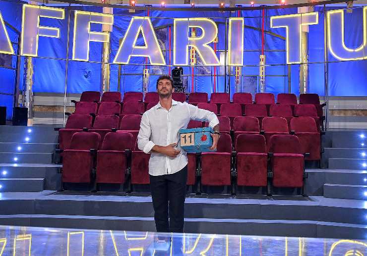 stefano de martino al centro dello studio di affari tuoi