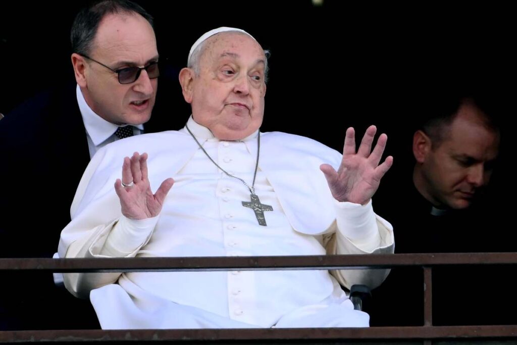 papa francesco saluta