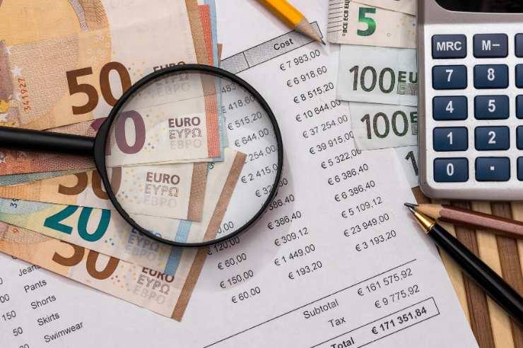 Soldi, calcolatrice e documenti