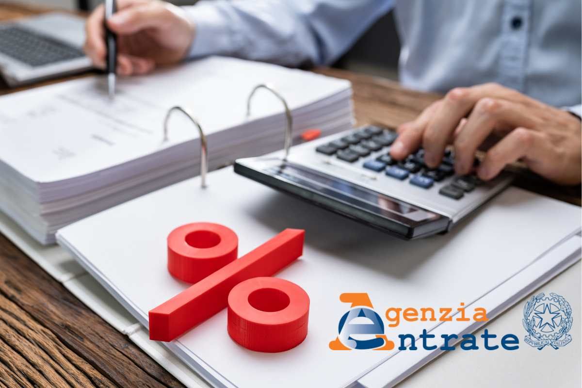 Scrivania e logo Agenzia delle Entrate