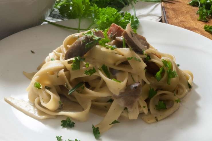 Piatto di pasta con sugo di baccalà