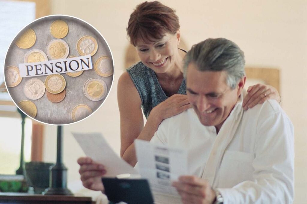 Uomo seduto e donna dietro in piedi, monete e scritta nel riquadro