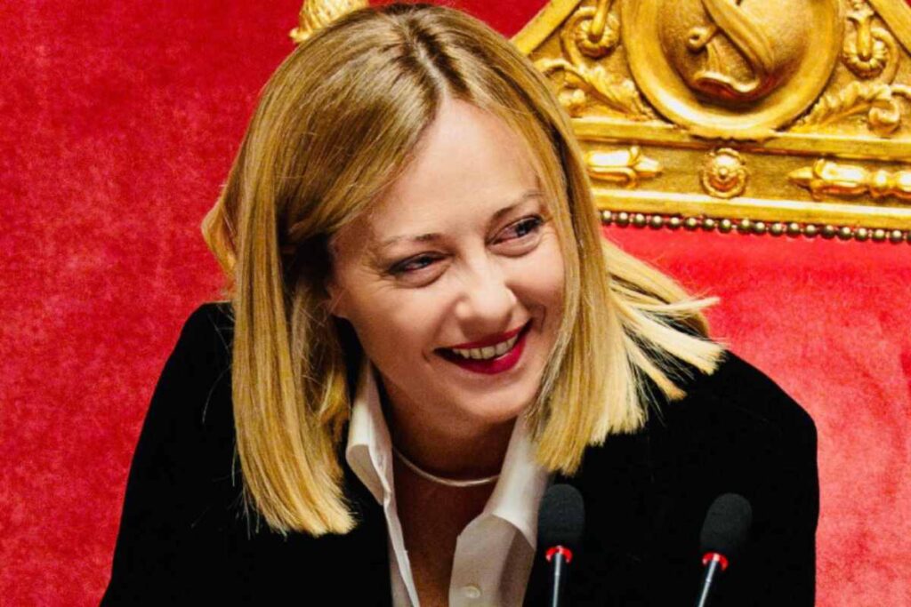 il premier giorgia meloni che ride