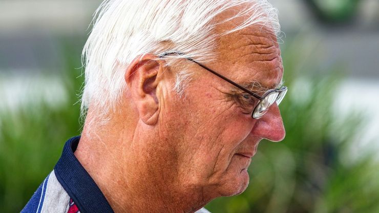 anziano di profilo con gli occhiali e l'espressione triste