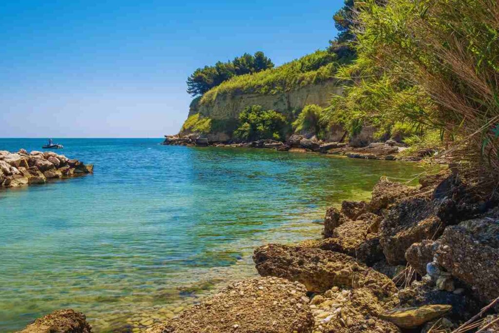 un golfo e acqua cristallina