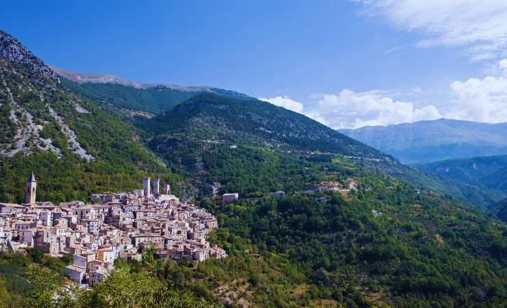 veduta di montagne e un borgo