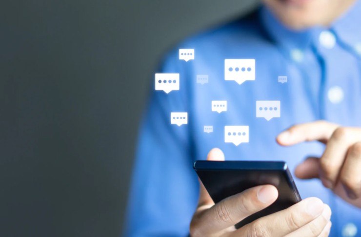 uomo che usa smartphone e icone messaggi