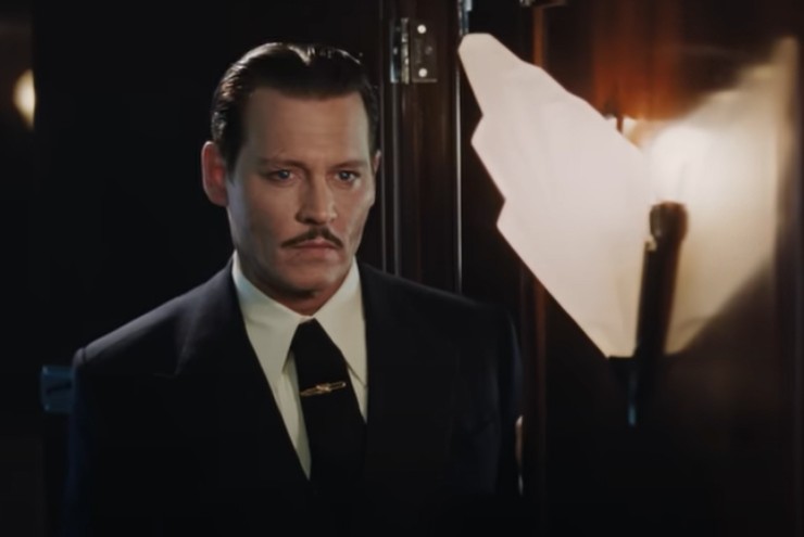 Johnny depp in una scena di assassinio sull'orient express