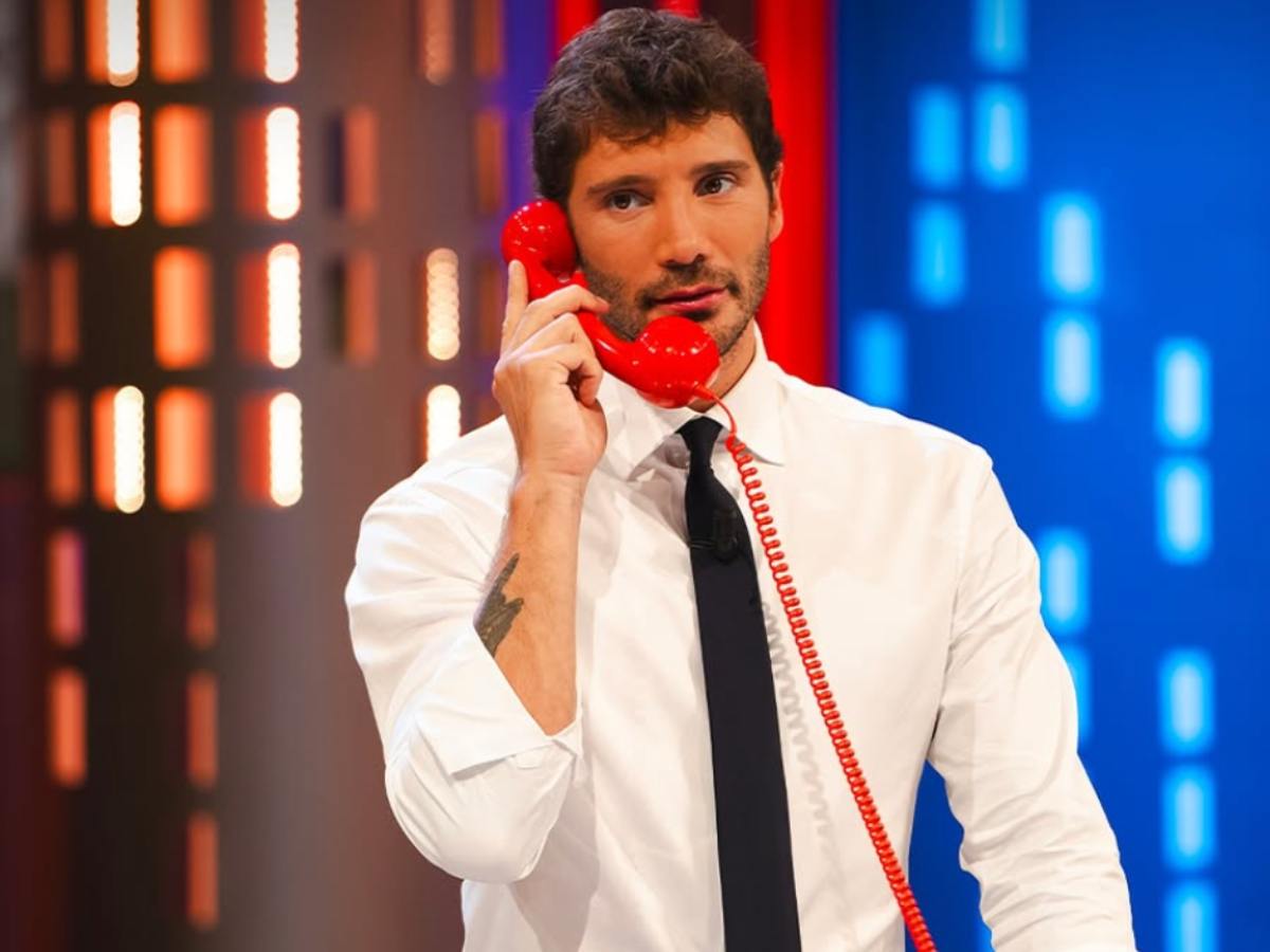 stefano de martino con telefono