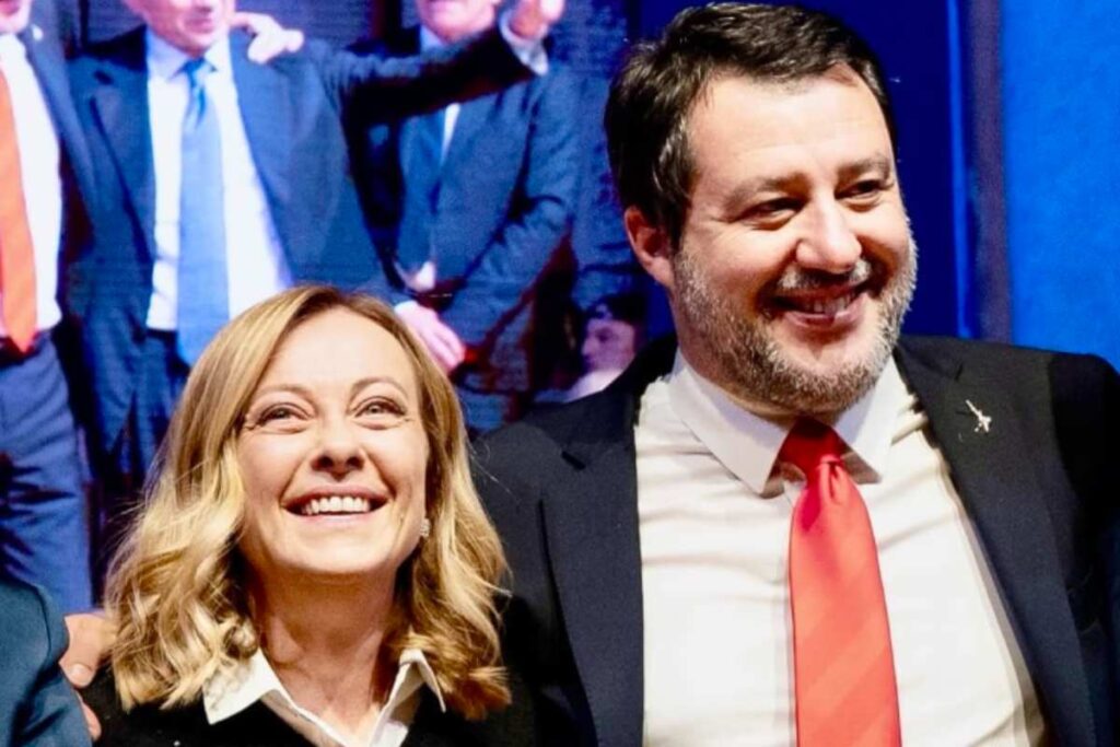 giorgia meloni sorridente accanto a matteo salvini