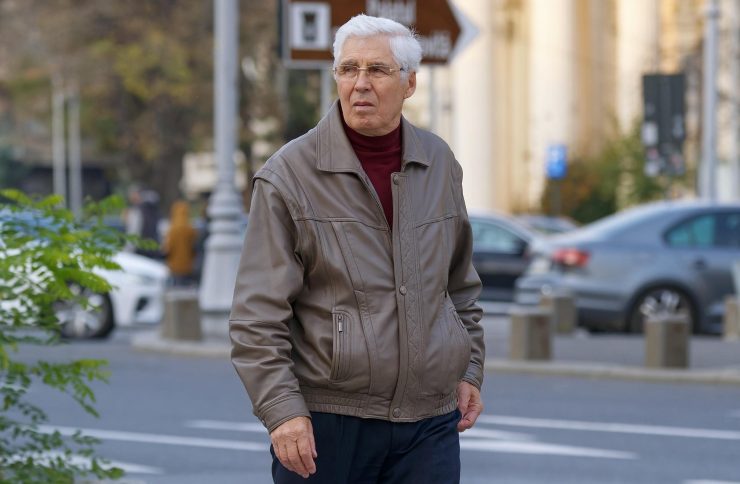 uomo anziano per la strada