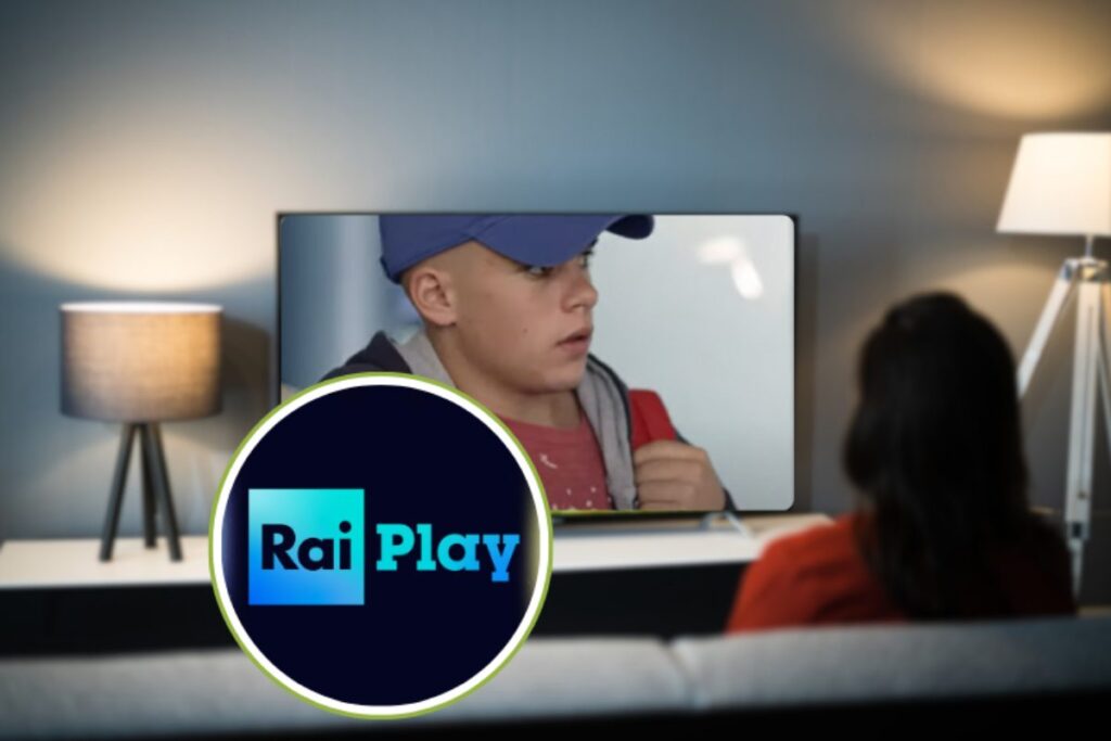 donna che guarda tv sul divano con logo raiplay