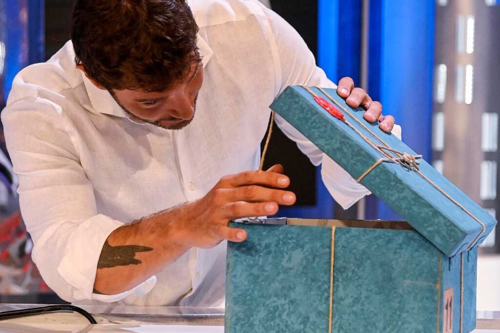 stefano de martino che apre un pacco ad affari tuoi