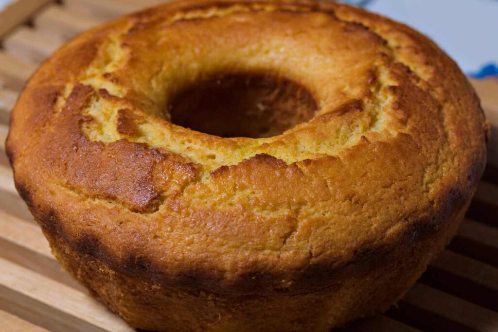 Ciambellone dorato in primo piano