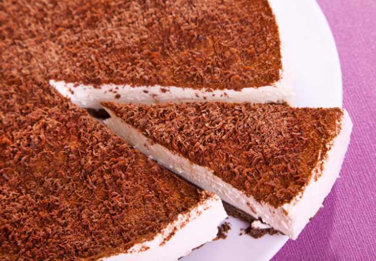 torta cremosa con fetta tagliata