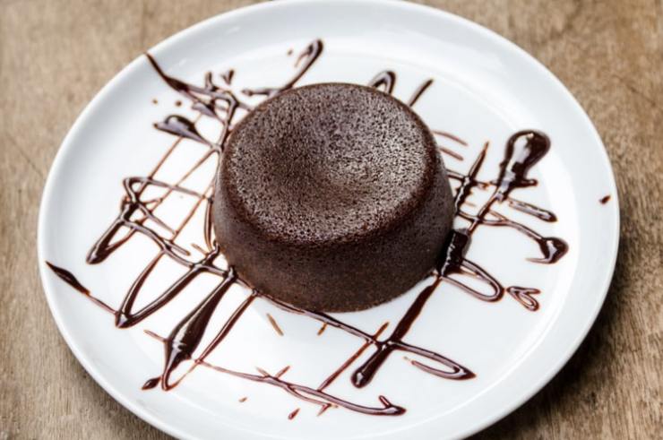 tortino al cioccolato in un piatto