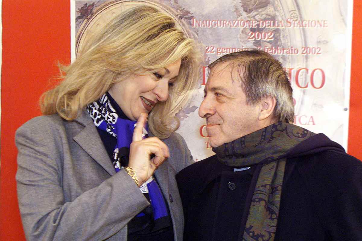 roberto de simone e la dessì sorridono