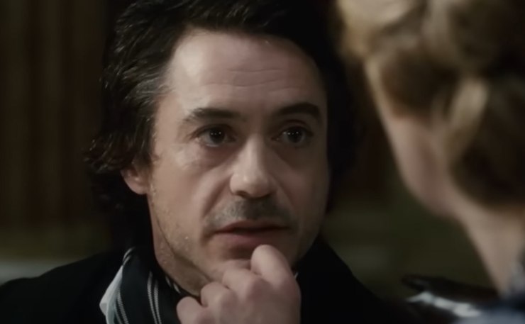 robert downey jr in una scena di sherlock holmes