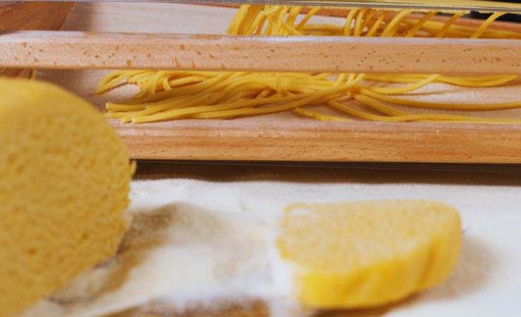 spaghetti chitarra dentro lo strumento e l'impasto