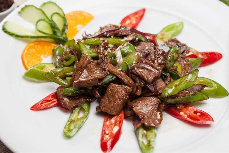 Piatto con agnello e peperoni