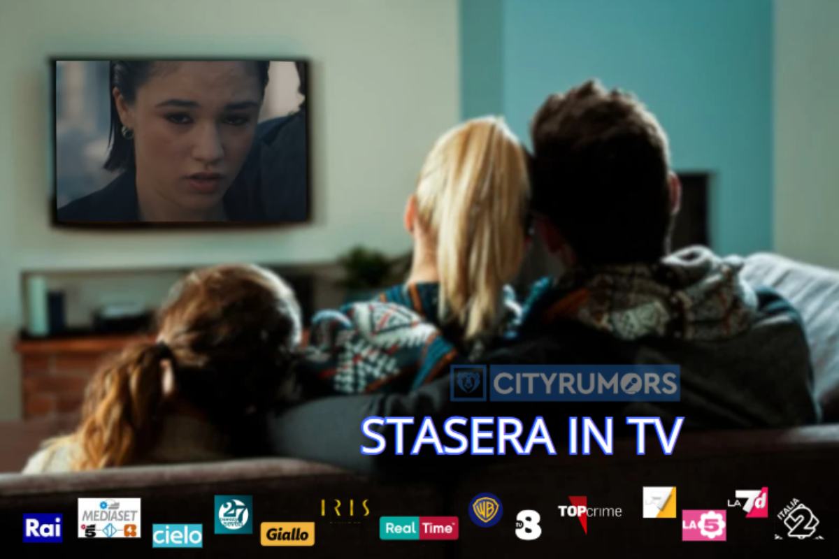 genitori e figlia che guardano la televisione