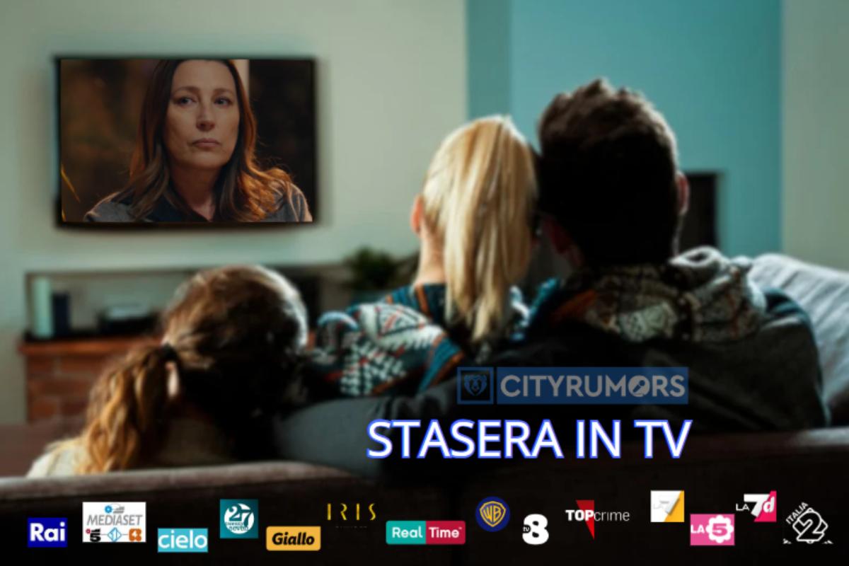 famiglia che guarda la tv 